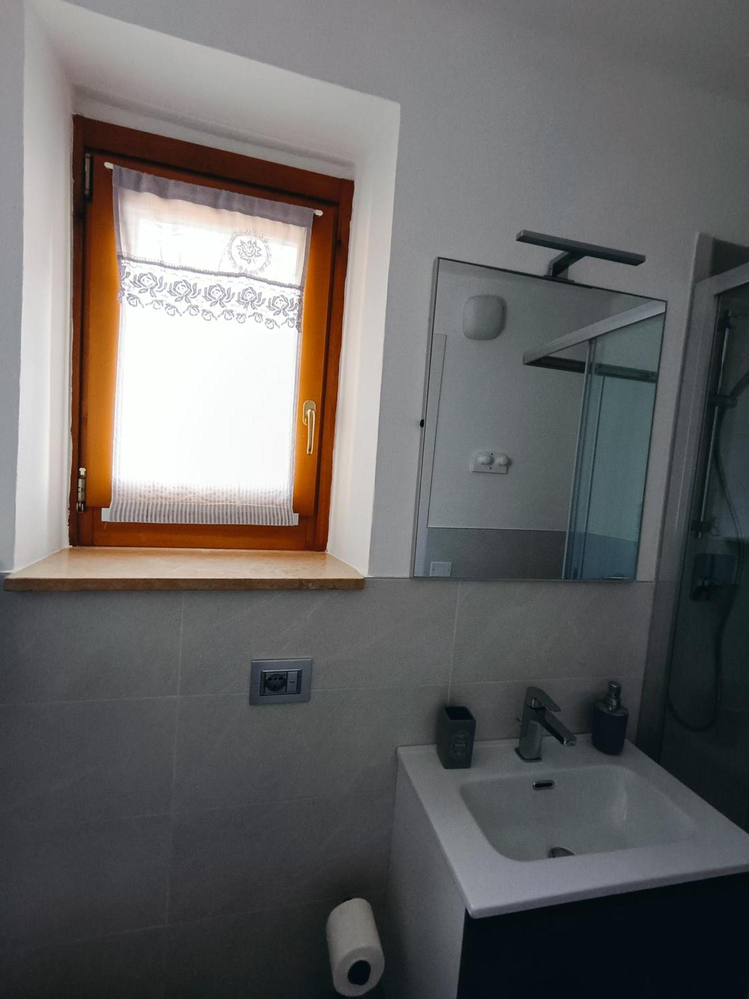 Casa Lisetta, 3-Room Apartment With Lake View Torri Del Benaco Ngoại thất bức ảnh